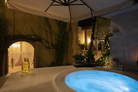 Outdoor spa tub