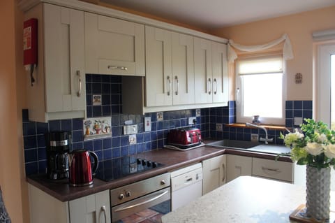 Cottage | Private kitchen | Dishwasher, cookware/dishes/utensils