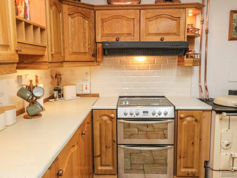 Cottage | Private kitchen | Dishwasher, cookware/dishes/utensils