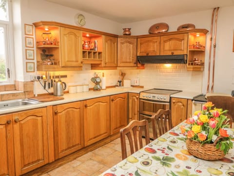 Cottage | Private kitchen | Dishwasher, cookware/dishes/utensils