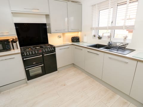 Cottage | Private kitchen | Dishwasher, cookware/dishes/utensils