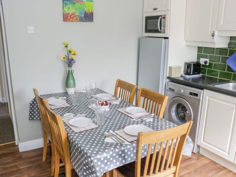 Cottage | Private kitchen | Cookware/dishes/utensils