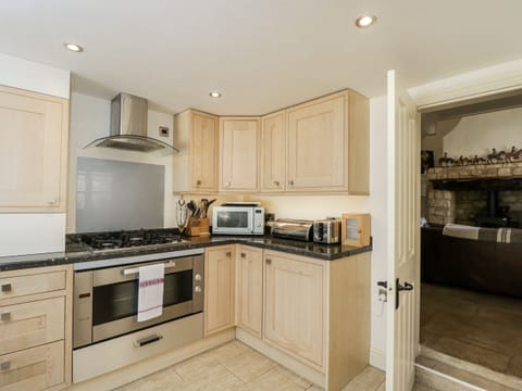 Cottage | Private kitchen | Dishwasher, cookware/dishes/utensils
