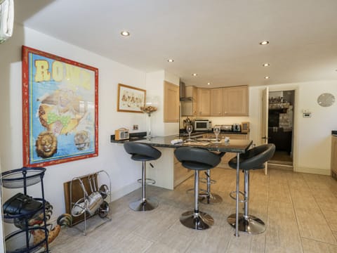 Cottage | Private kitchen | Dishwasher, cookware/dishes/utensils