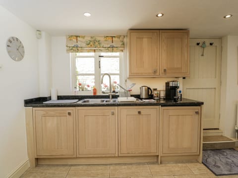 Cottage | Private kitchen | Dishwasher, cookware/dishes/utensils