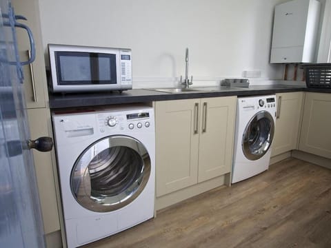 Cottage | Private kitchen | Dishwasher, cookware/dishes/utensils