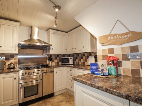 Cottage | Private kitchen | Dishwasher, cookware/dishes/utensils