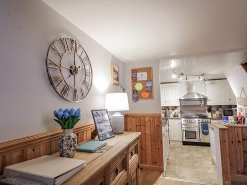 Cottage | Private kitchen | Dishwasher, cookware/dishes/utensils