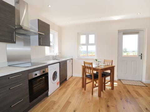 Cottage | Private kitchen | Dishwasher, cookware/dishes/utensils