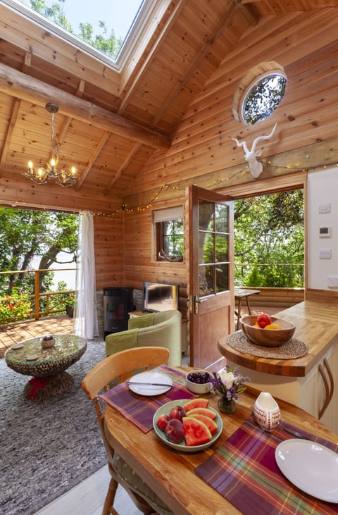 Luxury Cabin, Sea View | Living area | 32-inch Smart TV with satellite channels, TV, heated floors