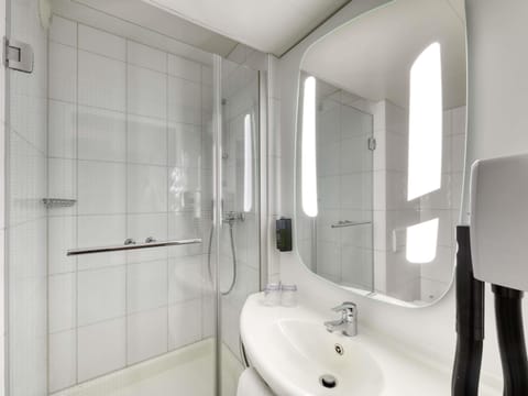 Blackout drapes, soundproofing, free cribs/infant beds, free WiFi