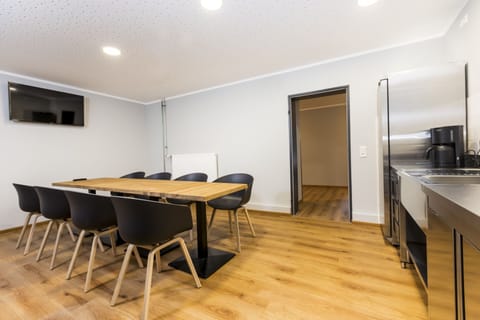 Hostel Single Room with shared Bathroom | Shared kitchen | Fridge, oven, stovetop, dishwasher