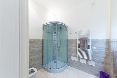 Deluxe Room | Bathroom shower