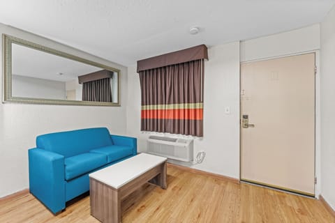 Egyptian cotton sheets, premium bedding, pillowtop beds, desk