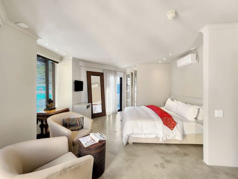 Deluxe Suite 202 / Bath & Rain Shower | 1 bedroom, Egyptian cotton sheets, premium bedding, in-room safe