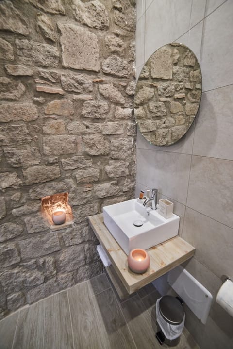 Design Room | Bathroom | Shower, rainfall showerhead, free toiletries, hair dryer