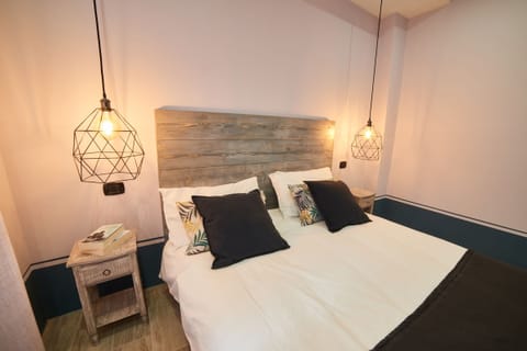 Deluxe Room | Down comforters, desk, laptop workspace, soundproofing