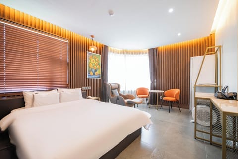 Suite (No Breakfast provided on Mondays) | Blackout drapes, soundproofing, free WiFi, bed sheets