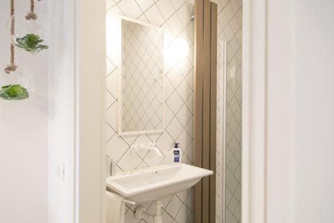 Shower, rainfall showerhead, free toiletries, hair dryer