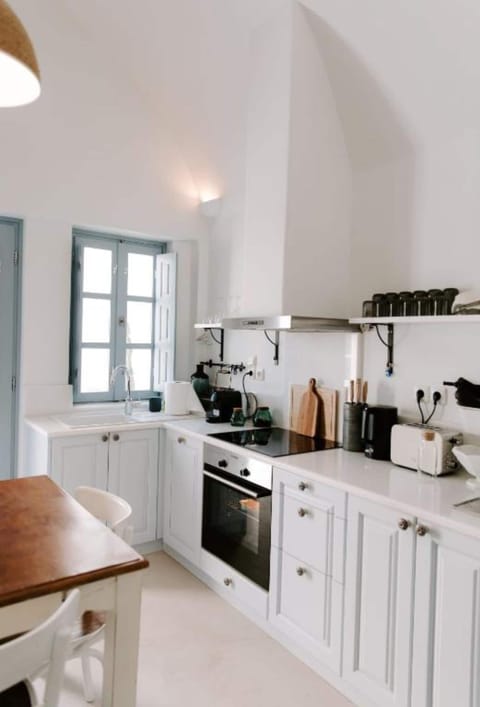 Blue Door Villa | Minibar, in-room safe, individually decorated, individually furnished