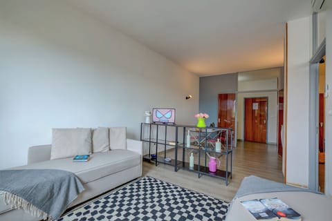 32-inch flat-screen TV with cable channels, TV