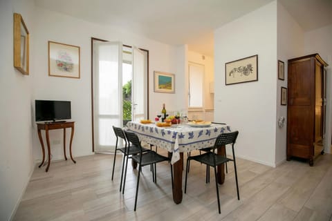 Family Apartment, Multiple Bedrooms, Lakeside (Casa Del Lago) | Dining