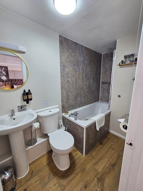 Double Room (Hares Warren) | Bathroom | Combined shower/tub, deep soaking tub, free toiletries, hair dryer