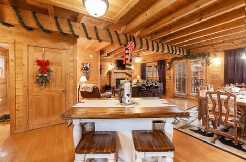 Cabin, 2 Bedrooms | Private kitchen | Fridge, oven, stovetop, coffee/tea maker