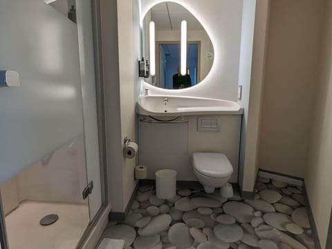 Triple Room, Multiple Beds | Hypo-allergenic bedding, down comforters, desk, soundproofing