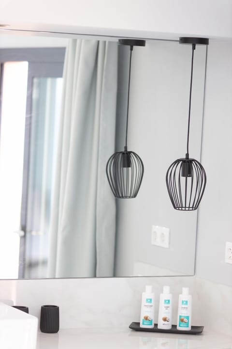 Double Room, 1 Queen Bed, Sea View | Bathroom | Shower, free toiletries, hair dryer, towels