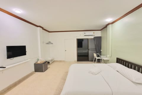 Standard Double Room | Desk, free WiFi, bed sheets