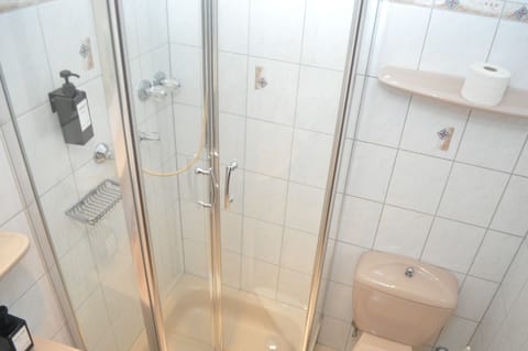 Single Room | Bathroom | Shower, hair dryer, towels, soap