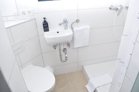 Single Room | Bathroom | Shower, hair dryer, towels, soap