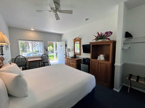 Standard Room, 1 King Bed, Non Smoking | Individually decorated, iron/ironing board, free WiFi, bed sheets