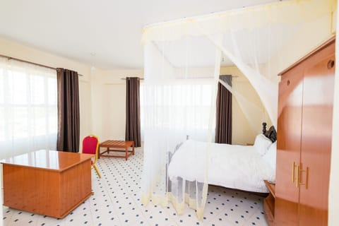 Executive Room | Desk, laptop workspace, blackout drapes, free WiFi