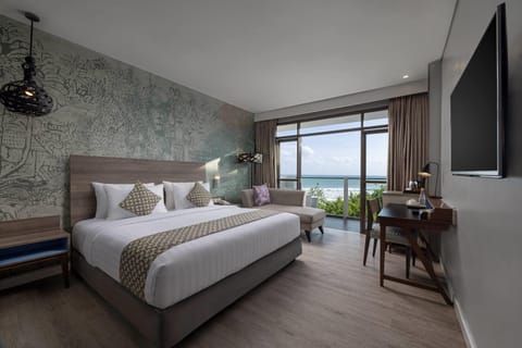 Executive Balcony King | Premium bedding, in-room safe, desk, iron/ironing board