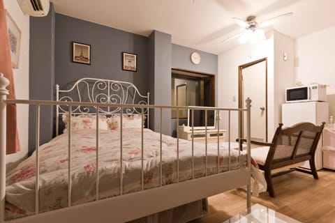 Deluxe Room (201) | Blackout drapes, iron/ironing board, WiFi (free), individually decorated