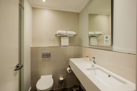 Separate tub and shower, hydromassage showerhead, free toiletries