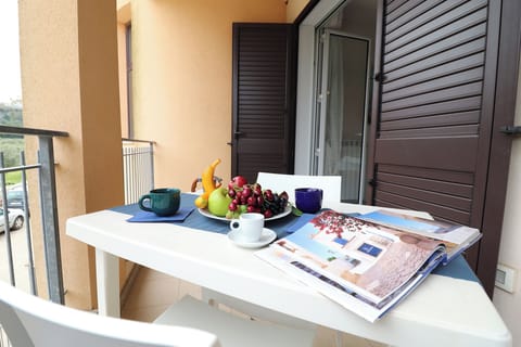 House, 2 Bedrooms, Balcony, City View | Outdoor dining