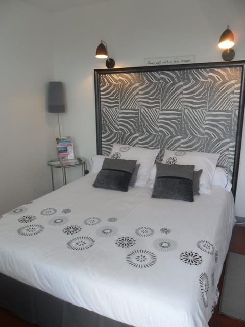 Standard Room | Bathroom | Shower, hair dryer, towels, soap