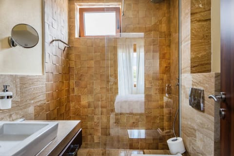 Standard Quadruple Room | Bathroom | Shower, free toiletries, hair dryer, slippers