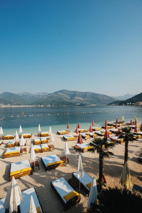 Beach nearby, white sand, beach bar