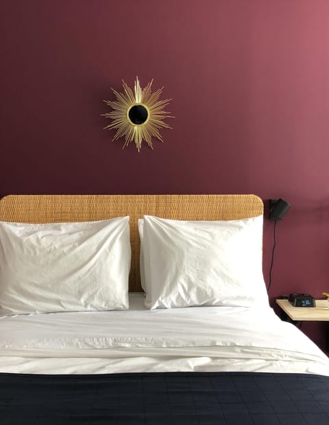 Standard Room, 1 Queen Bed, Non Smoking | Premium bedding, pillowtop beds, laptop workspace, blackout drapes