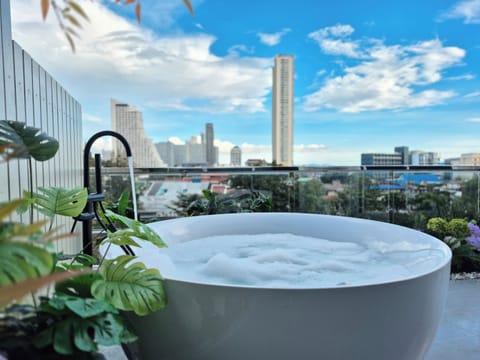 2 Bedroom Grand Tropical | Deep soaking bathtub