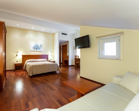 Suite | Minibar, in-room safe, individually decorated, desk