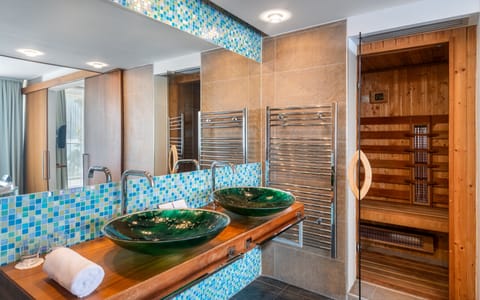 Apartment with Seaview | Bathroom | Hair dryer, soap, shampoo, toilet paper