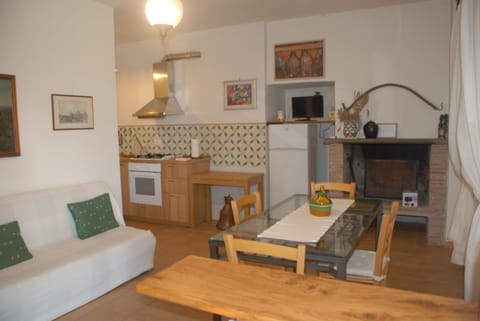 Apartment, 2 Bedrooms, Fireplace, Garden View | Living room