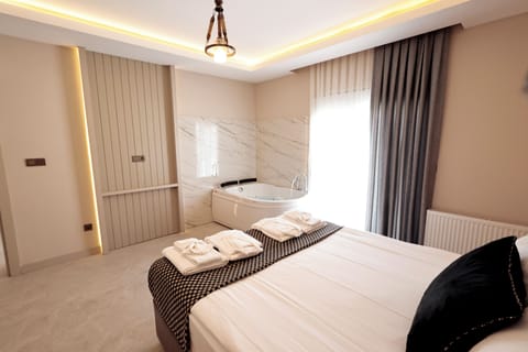 Luxury Condo, 1 Double Bed with Sofa bed, Hot Tub, City View | Egyptian cotton sheets, premium bedding, down comforters, in-room safe
