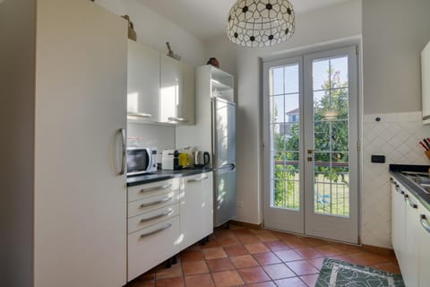 Family Apartment, Multiple Bedrooms, 2 Bathrooms (ALB - La Casetta Sull'Albero) | Private kitchen | Fridge, microwave, oven, stovetop