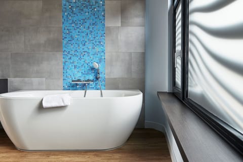 Deluxe Double Room | Deep soaking bathtub